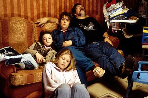 Still of Kathy Burke, Kelly Thresher, Ricky Tomlinson and Finn Atkins in Once Upon a Time in the Midlands (2002)