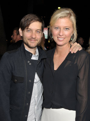 Tobey Maguire and Jenno Topping at event of Country Strong (2010)