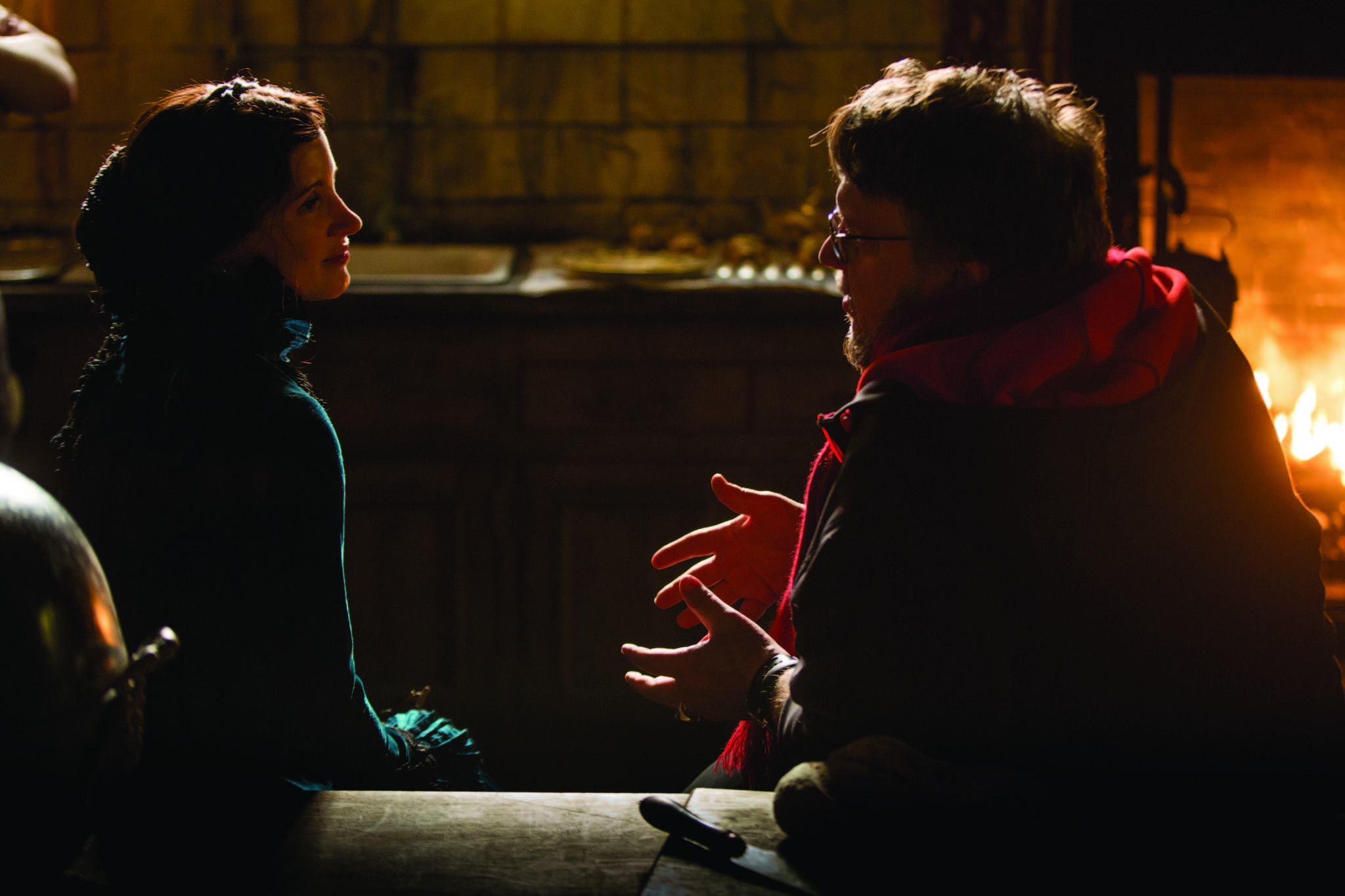 Still of Guillermo del Toro and Jessica Chastain in Purpurine kalva (2015)