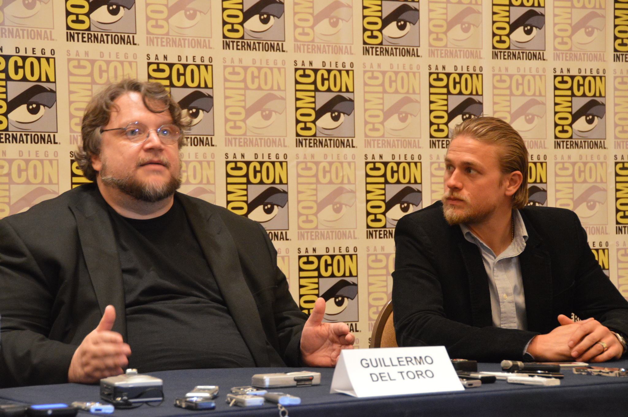 Charlie Hunnam and Guillermo del Toro at event of Ugnies ziedas (2013)