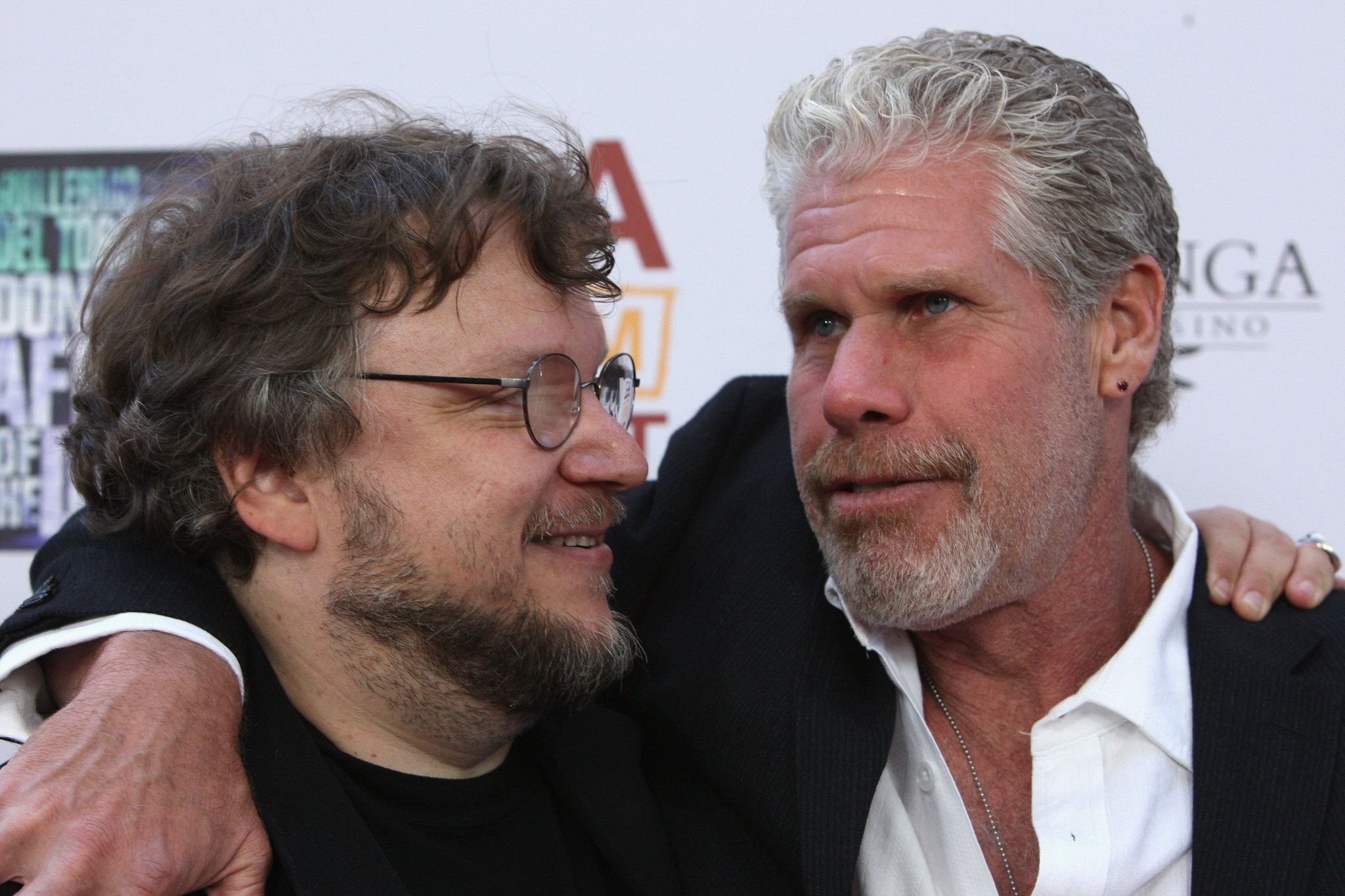 Ron Perlman and Guillermo del Toro at event of Nebijok tamsos (2010)