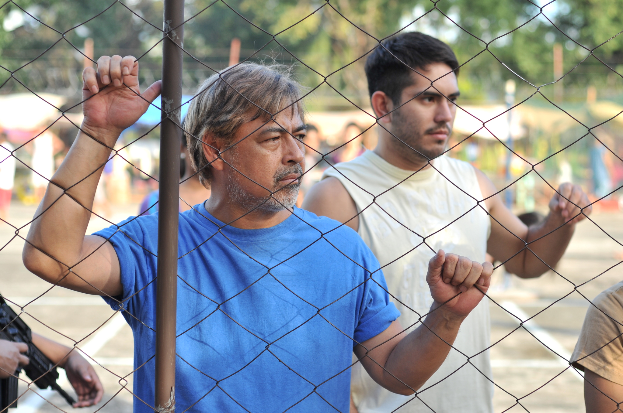 Still of Joel Torre and Gerald Anderson in On the Job (2013)