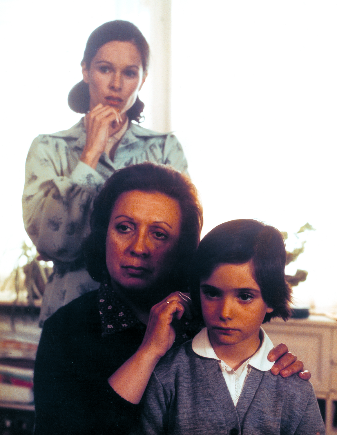 Still of Geraldine Chaplin, Florinda Chico and Ana Torrent in Cría cuervos (1976)