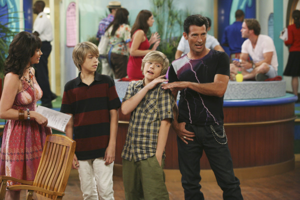 Still of Kim Rhodes, Cole Sprouse, Dylan Sprouse and Robert Torti in The Suite Life on Deck (2008)