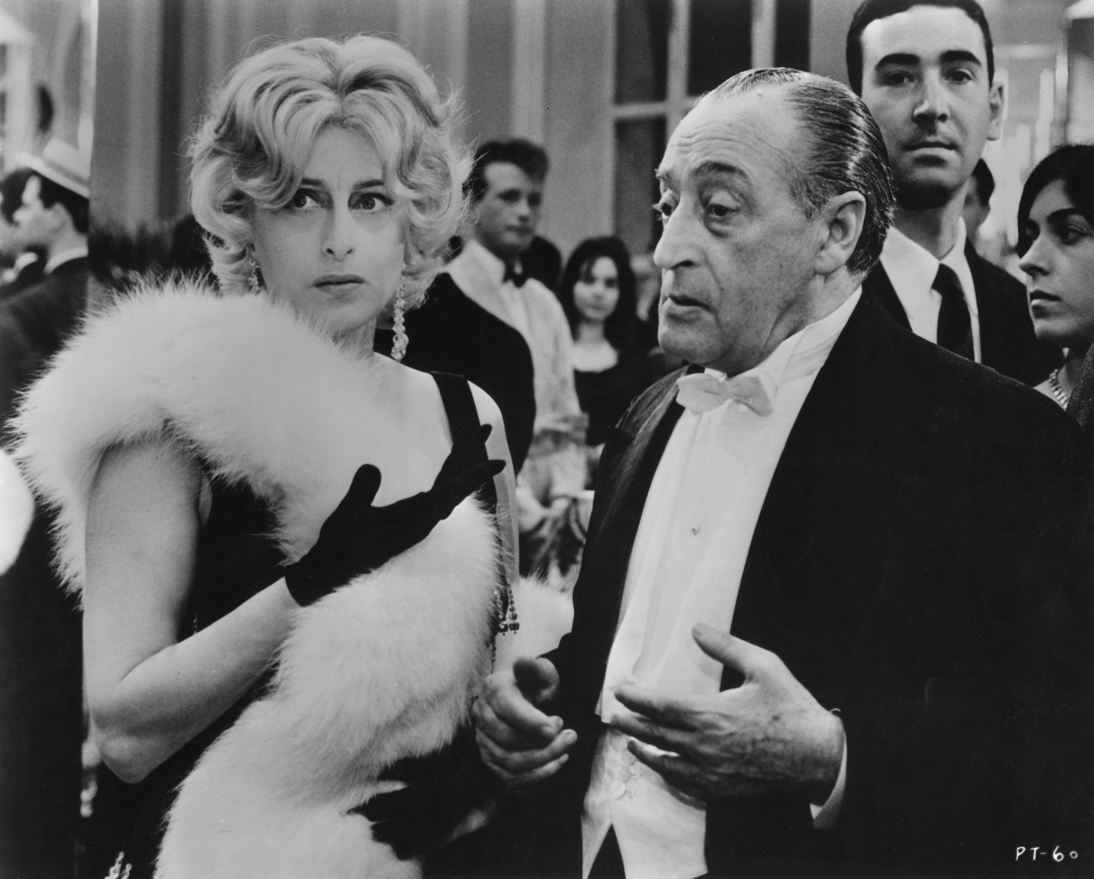 Still of Anna Magnani and Totò in Risate di gioia (1960)