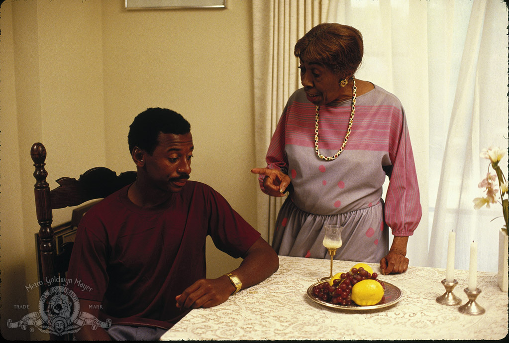 Still of Helen Martin and Robert Townsend in Hollywood Shuffle (1987)