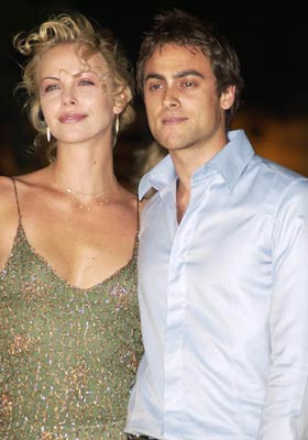 Charlize Theron and Stuart Townsend at event of The Curse of the Jade Scorpion (2001)