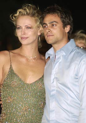 Charlize Theron and Stuart Townsend at event of The Curse of the Jade Scorpion (2001)