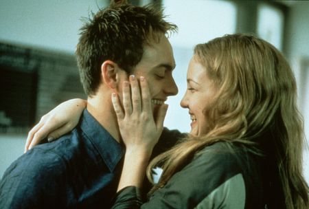 Still of Kate Hudson and Stuart Townsend in About Adam (2000)