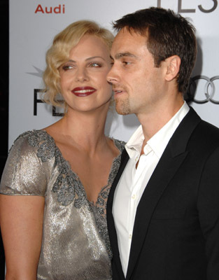 Charlize Theron and Stuart Townsend at event of The Road (2009)