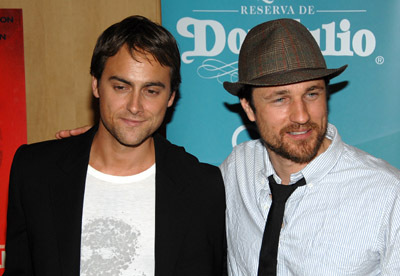 Martin Henderson and Stuart Townsend at event of Battle in Seattle (2007)