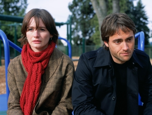 Still of Emily Mortimer and Stuart Townsend in Chaos Theory (2008)