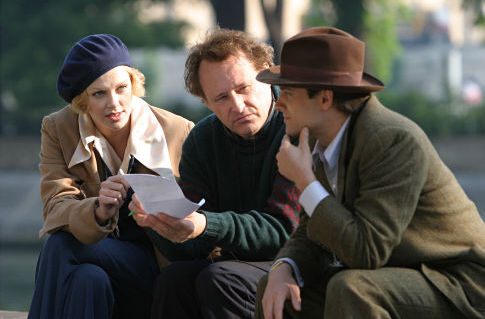 Charlize Theron, John Duigan and Stuart Townsend in Head in the Clouds (2004)