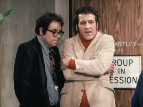Still of Oliver Clark and Daniel J. Travanti in The Bob Newhart Show (1972)