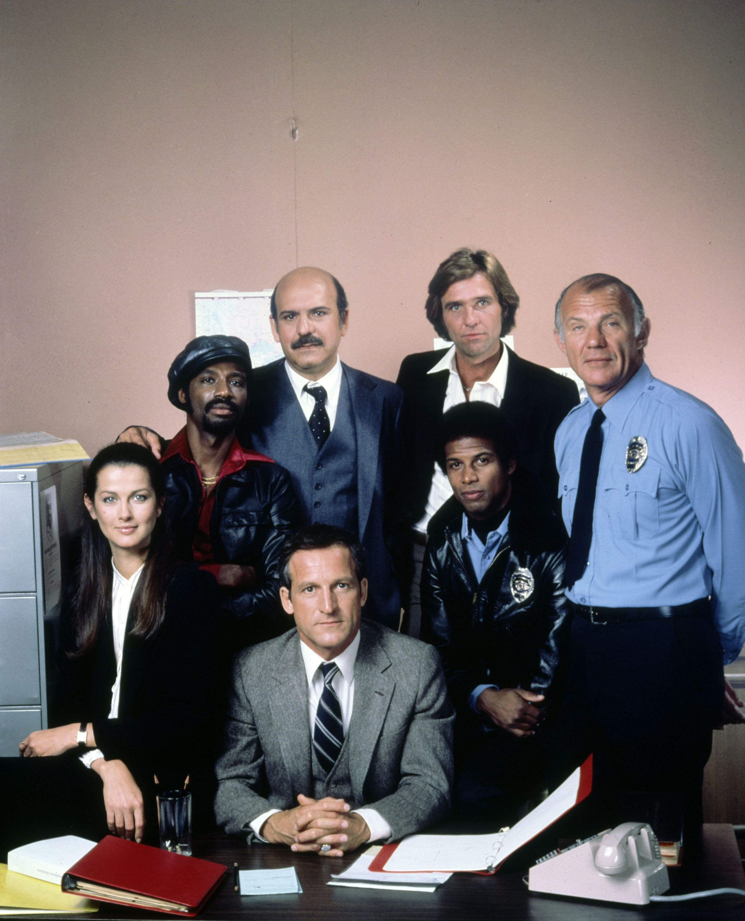 Still of Taurean Blacque, Michael Conrad, René Enríquez, Veronica Hamel, Kiel Martin, Daniel J. Travanti and Michael Warren in Hill Street Blues (1981)