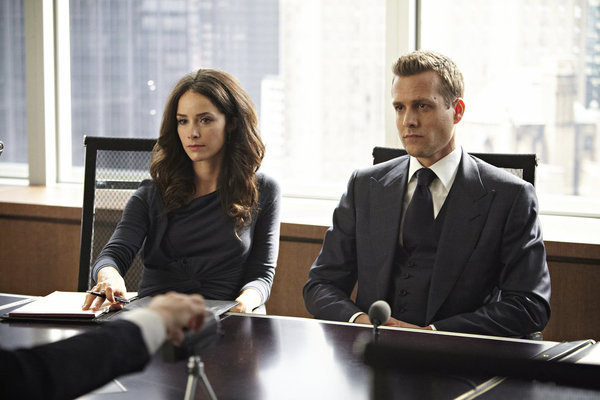 Still of Abigail Spencer and Dana Scott in Suits (2011)