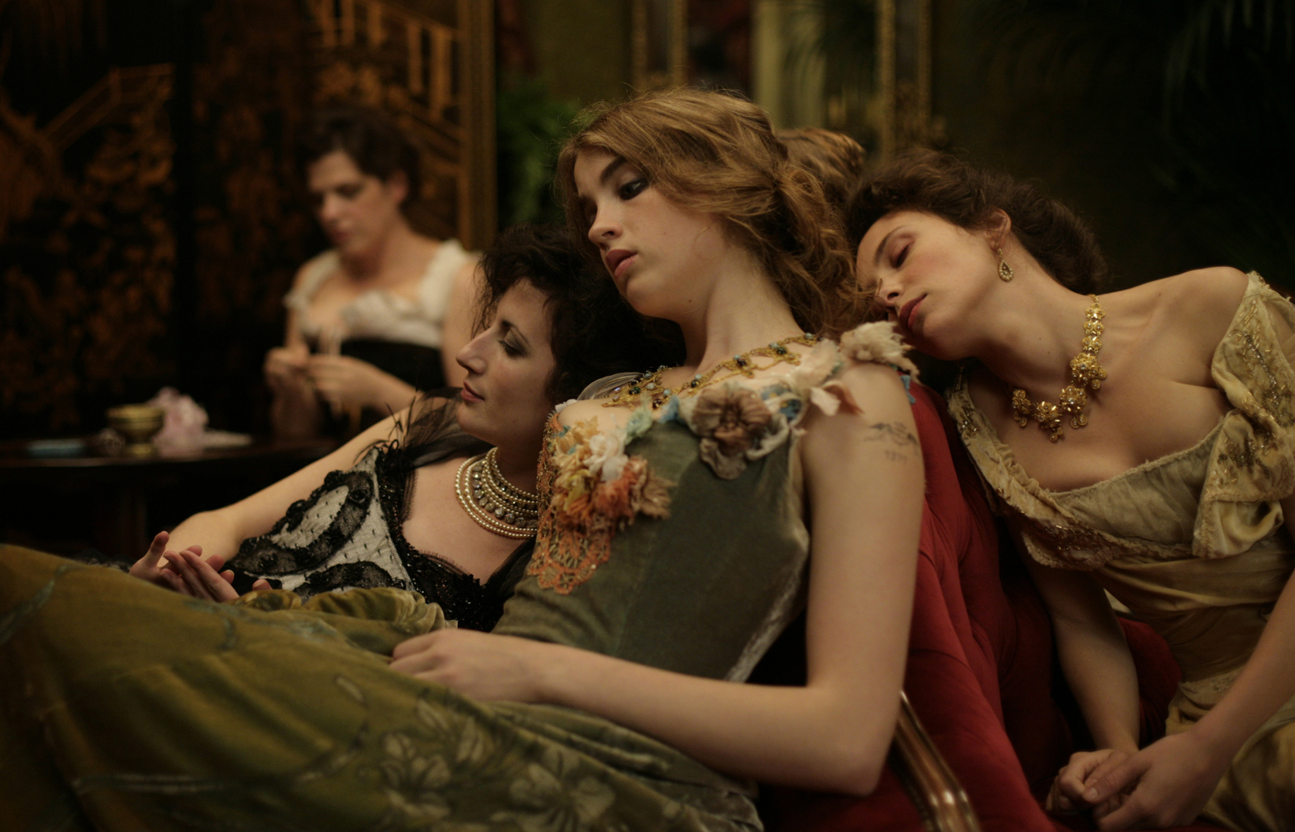 Still of Jasmine Trinca and Adèle Haenel in L'Apollonide (Souvenirs de la maison close) (2011)