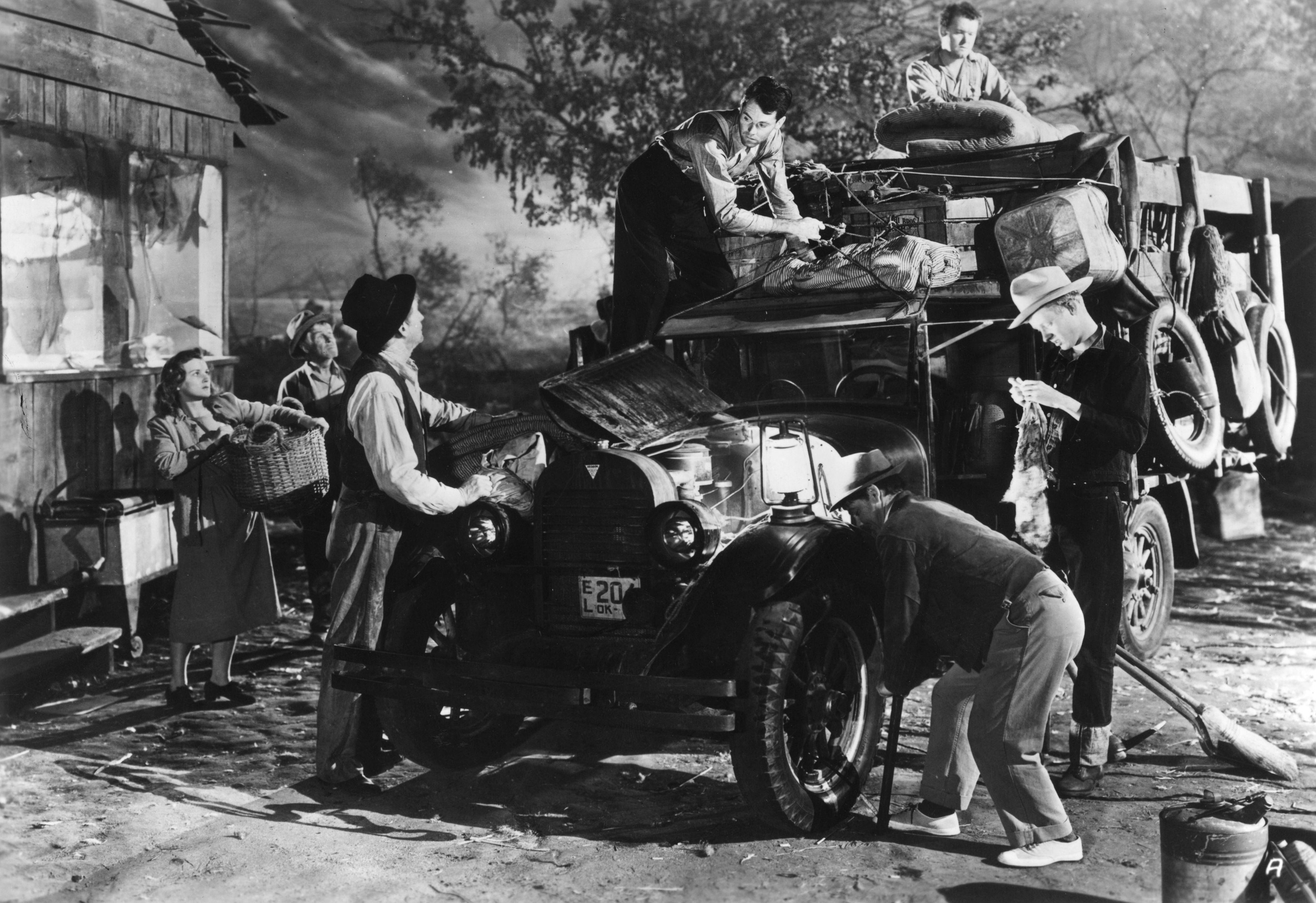 Still of Henry Fonda, Dorris Bowdon, Frank Darien, Russell Simpson, Frank Sully and O.Z. Whitehead in The Grapes of Wrath (1940)