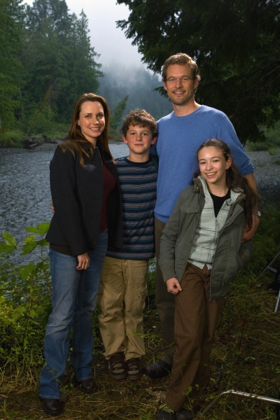 Still of Jodelle Ferland, James Tupper, Julie Ann Emery and Ridge Canipe in Pictures of Hollis Woods (2007)