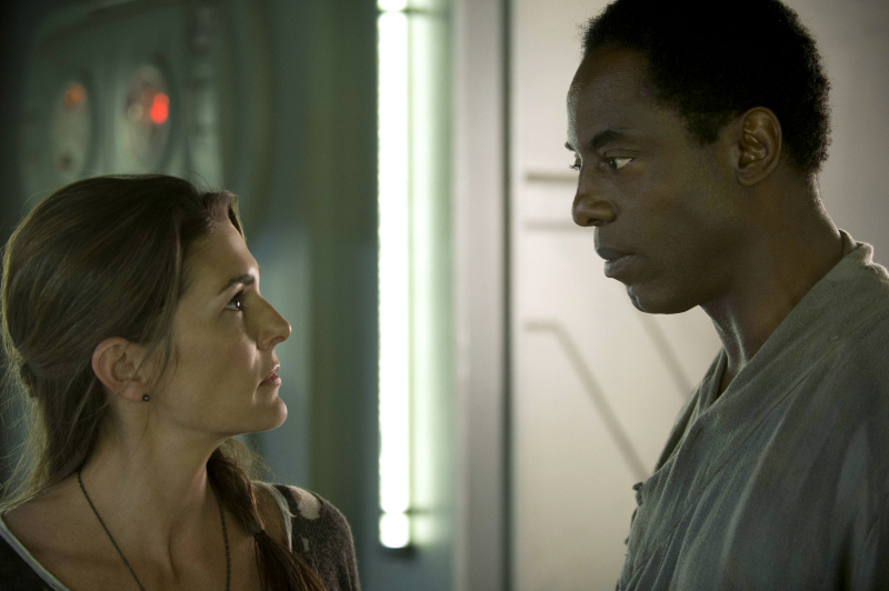 Still of Paige Turco and Isaiah Washington in The 100 (2014)
