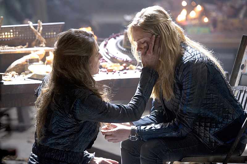 Still of Paige Turco and Eliza Taylor in The 100 (2014)