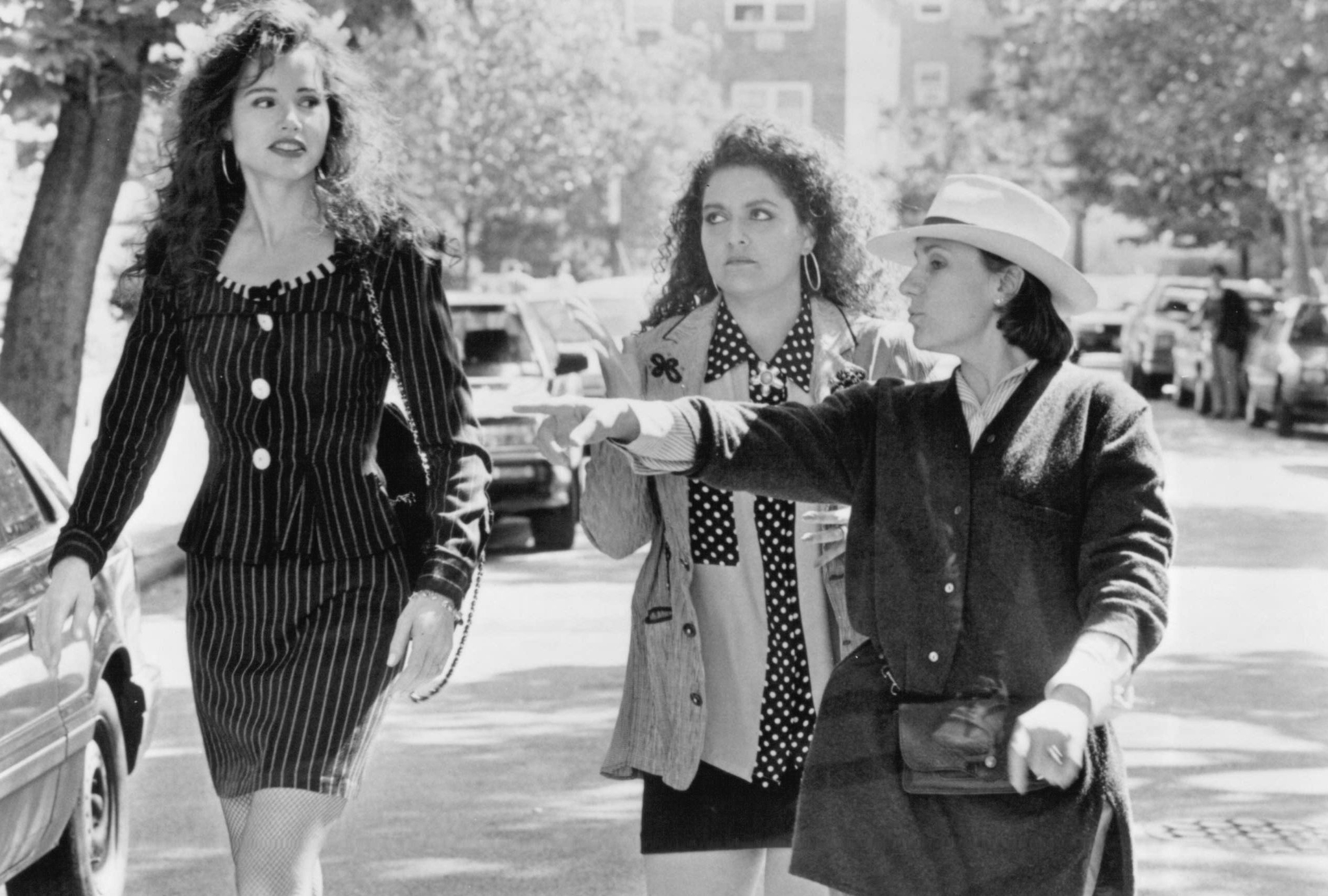 Still of Geena Davis and Aida Turturro in Angie (1994)