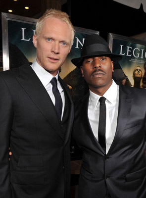 Paul Bettany and Tyrese Gibson at event of Legionas (2010)