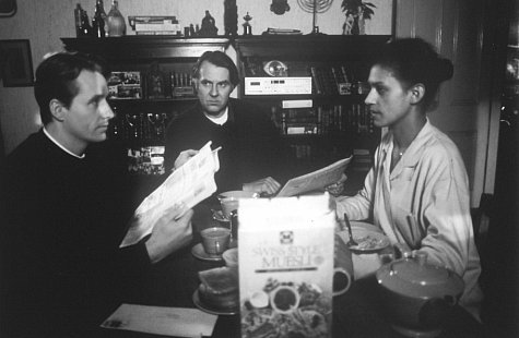 Still of Linus Roache, Cathy Tyson and Tom Wilkinson in Priest (1994)