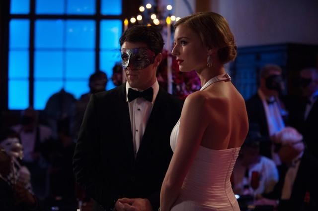 Still of Emily VanCamp and Josh Bowman in Kerstas (2011)