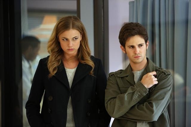 Still of Emily VanCamp and Connor Paolo in Kerstas (2011)