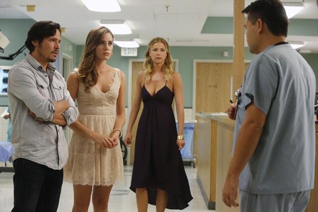 Still of Peter James Smith, Emily VanCamp, Nick Wechsler and Christa B. Allen in Kerstas (2011)