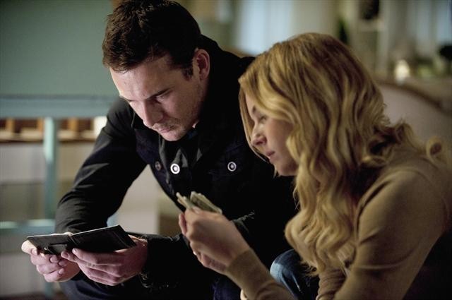 Still of Emily VanCamp and Barry Sloane in Kerstas (2011)