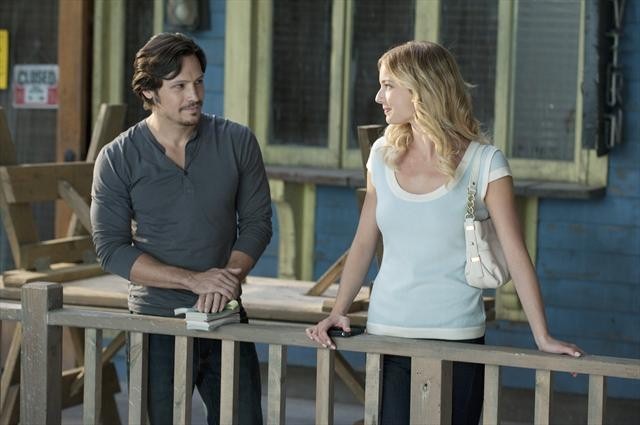 Still of Emily VanCamp and Nick Wechsler in Kerstas (2011)