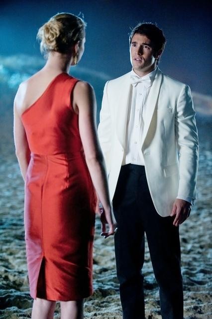 Still of Emily VanCamp and Josh Bowman in Kerstas (2011)