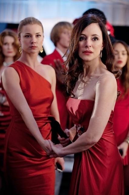 Still of Madeleine Stowe and Emily VanCamp in Kerstas (2011)