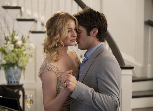 Still of Emily VanCamp and Josh Bowman in Kerstas (2011)