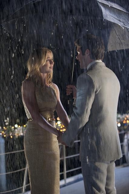 Still of Emily VanCamp and Josh Bowman in Kerstas (2011)