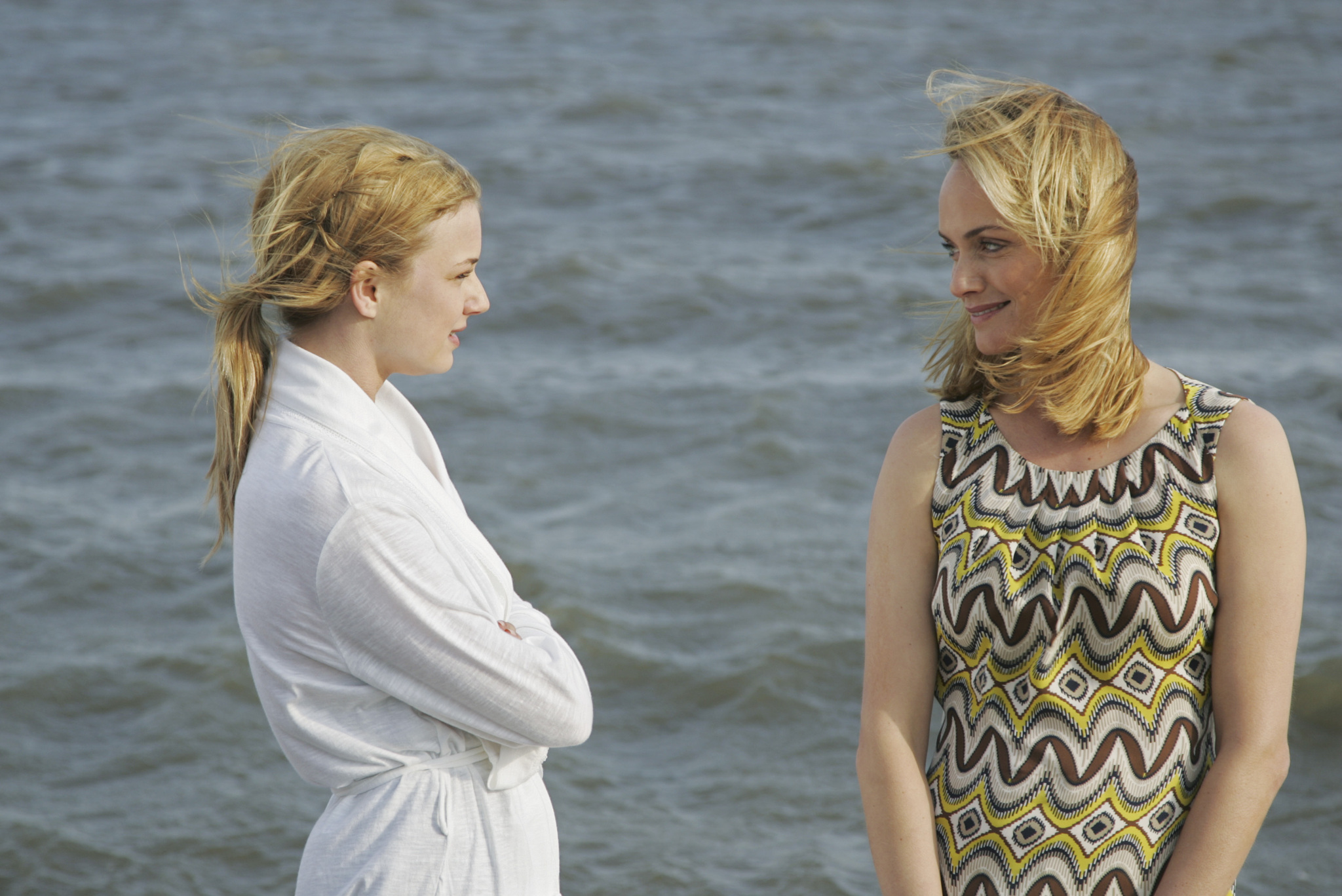 Still of Amber Valletta and Emily VanCamp in Kerstas (2011)