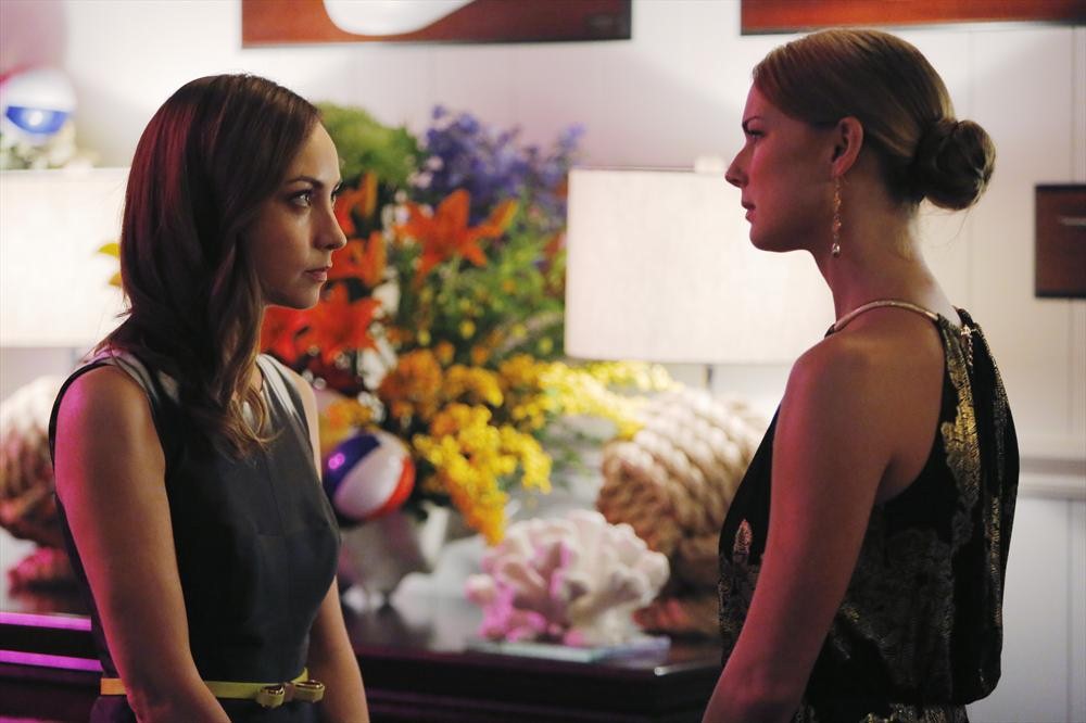 Still of Emily VanCamp and Courtney Ford in Kerstas (2011)