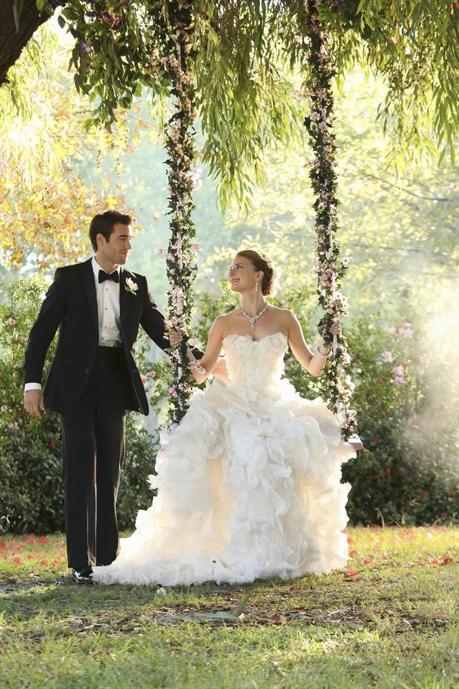 Still of Emily VanCamp and Josh Bowman in Kerstas (2011)