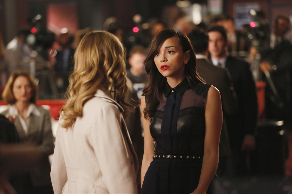 Still of Ashley Madekwe and Emily VanCamp in Kerstas (2011)