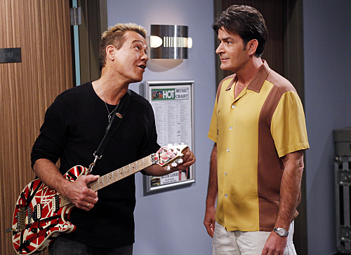 Still of Charlie Sheen and Edward Van Halen in Two and a Half Men (2003)