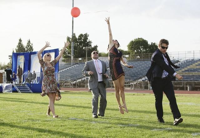 Still of Courteney Cox, Busy Philipps, Ian Gomez and Brian Van Holt in Cougar Town (2009)