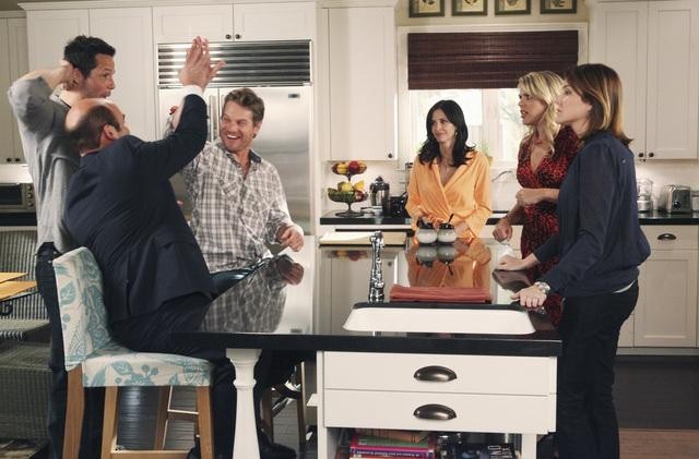 Still of Courteney Cox, Josh Hopkins, Busy Philipps, Ian Gomez, Christa Miller and Brian Van Holt in Cougar Town (2009)