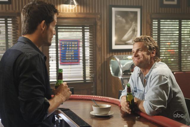 Still of Josh Hopkins and Brian Van Holt in Cougar Town (2009)