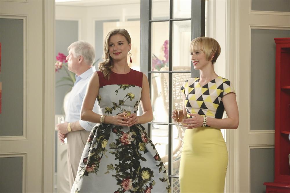 Still of Emily VanCamp and Karine Vanasse in Kerstas (2011)