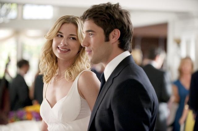 Still of Emily VanCamp and Josh Bowman in Kerstas (2011)