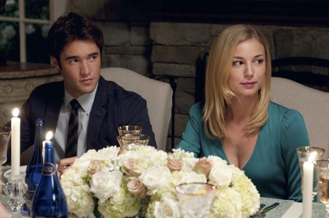 Still of Emily VanCamp and Josh Bowman in Kerstas (2011)