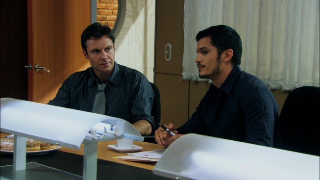 Still of Nicholas Gonzalez and Chris Vance in Mental (2009)