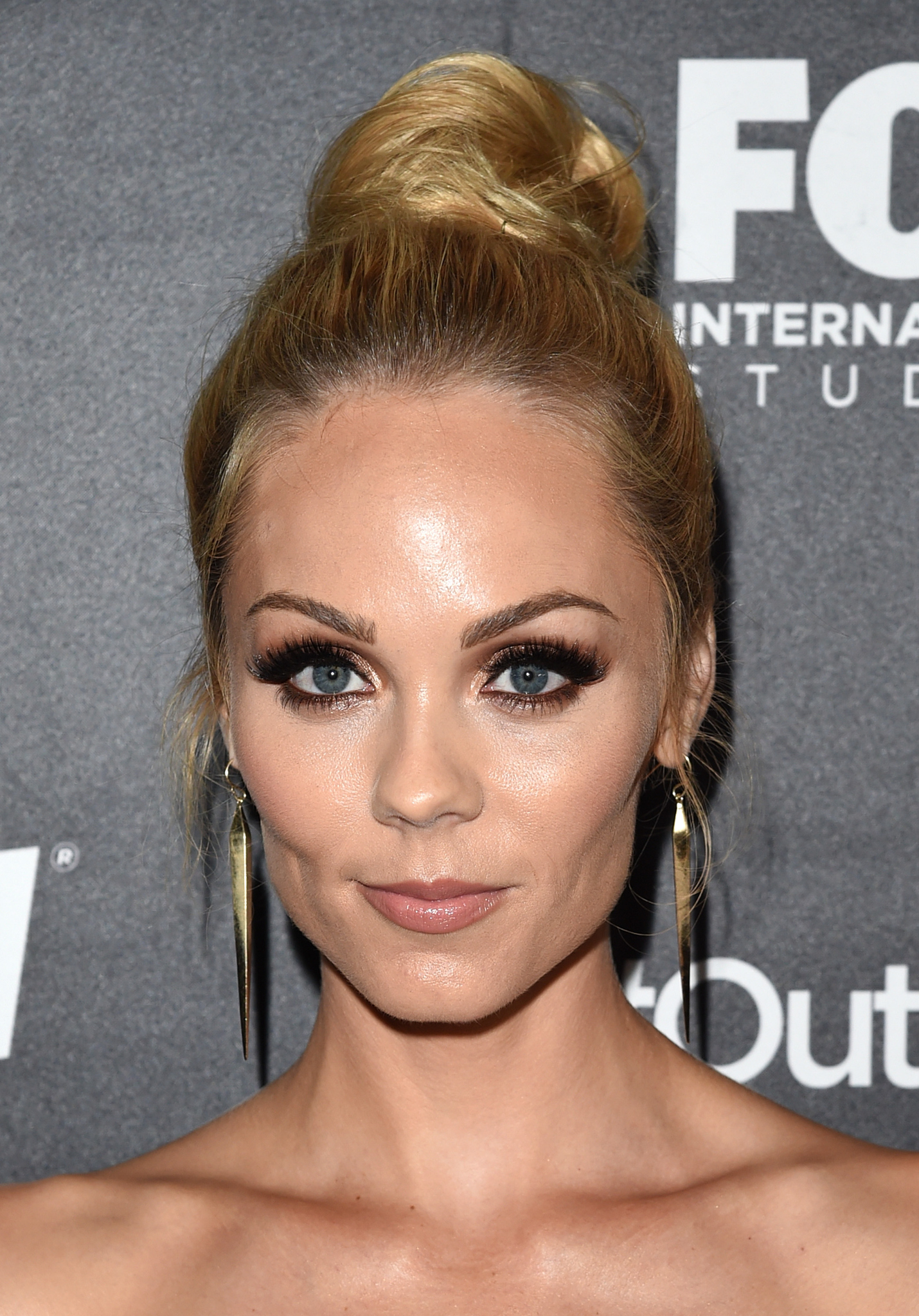 Laura Vandervoort at event of Outcast (2016)